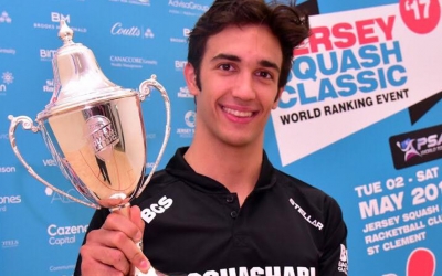 Iker Pajares amb un dels títols que ha guanyat aquesta temporada